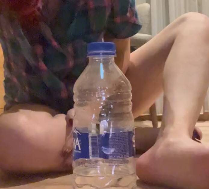 Su sisesine footjob